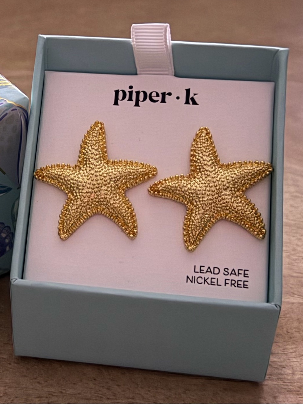 piper·k Gold Starfish Stud Earrings - Picture 3 of 6